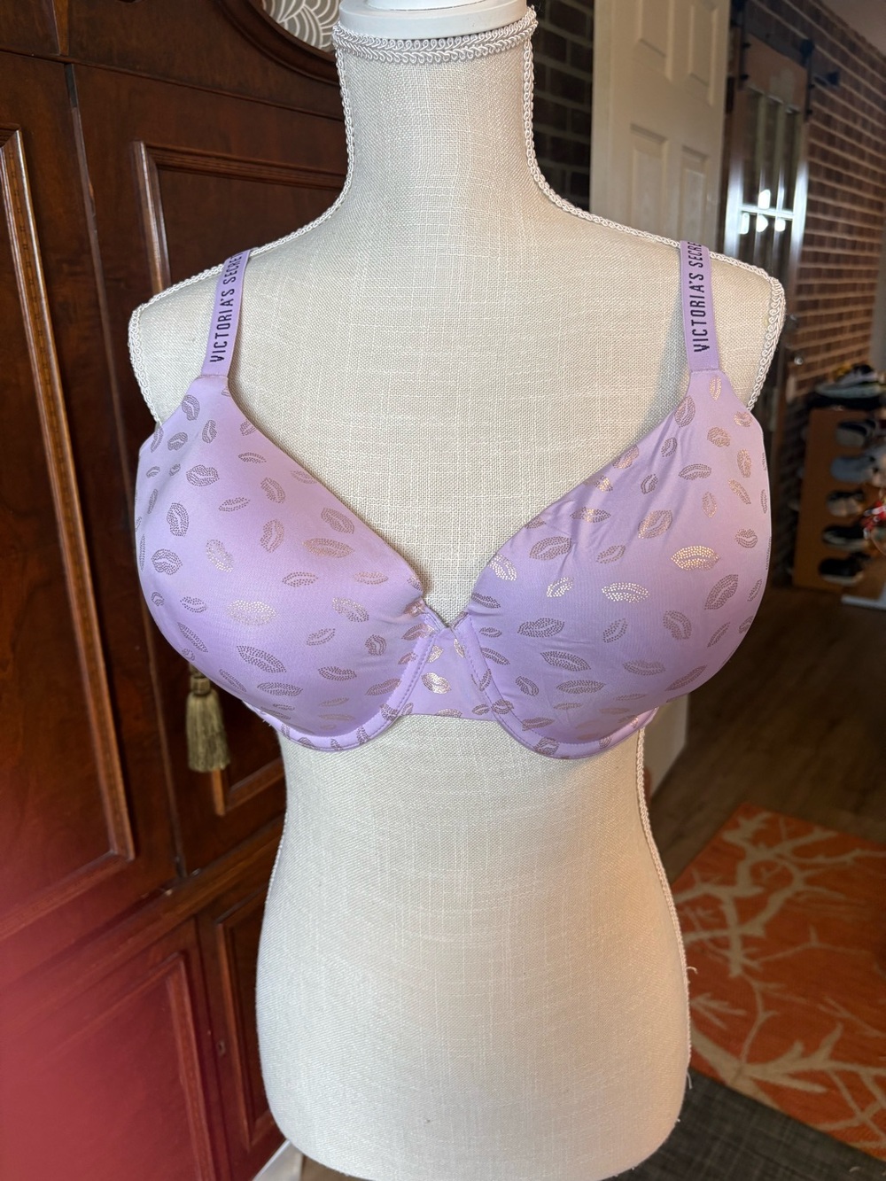 6 Victoria's Secret Bras size 40 D.  3 beige, 1 animal print,1 Ivory, 1 Lavender - Picture 15 of 16
